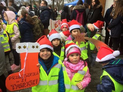 Zdjęcie 5 - ZAWIESZENIE BOMBEK NA CHOINCE MIEJSKIEJ PRZY STADIONIE
