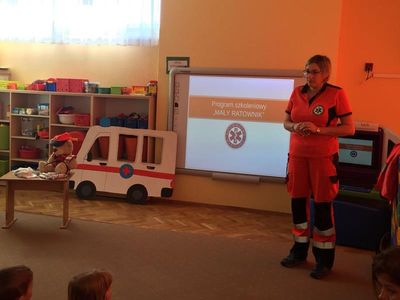 Zdjęcie 19 - NIE BĄDŹ BIERNY NAUCZ SIĘ POMAGAĆ... PRZEDSZKOLAKI UCZĄ SIĘ PIERWSZEJ POMOCY W PRZYPADKU URAZÓW I ZŁAMAŃ