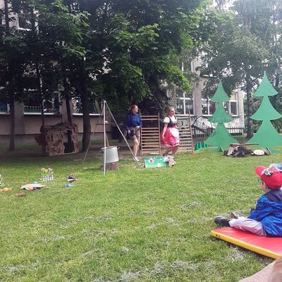 Zdjęcie 58 - Dzień Dziecka - Przedstawienie nauczyciele dzieciom "Jaś I Małgosia"