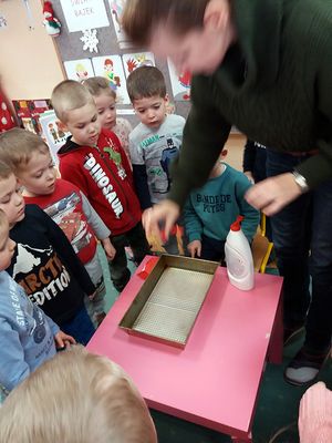 Zdjęcie 11 - Maleństwa eksperymentują w Laboratorium 4 żywiołów