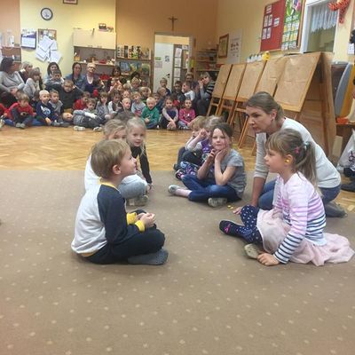 Zdjęcie 9 - PRZEDSZKOLNE ŚWIĘTO, CZYLI OBCHODY MIĘDZYNARODOWEGO DNIA OSÓB NIEPEŁNOSPRAWNYCH