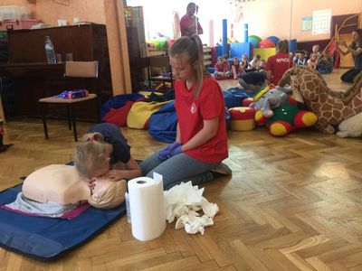 Zdjęcie 5 - RKO.... czyli przedszkolaki ćwiczą masaż serca