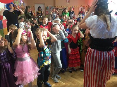 Zdjęcie 13 - W KARNAWALE PRZEDSZKOLAKI BAWIĄ SIĘ WSPANIALE