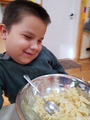 Zdjęcie 15 - Ćwiczymy rączki w musie jabłkowym