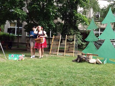 Zdjęcie 32 - Dzień Dziecka - Przedstawienie nauczyciele dzieciom "Jaś I Małgosia"