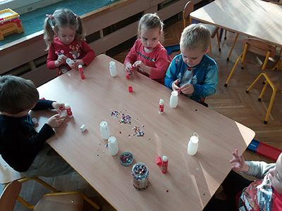 Zdjęcie 6 - Maleństwa biorą udział w konkursie "Choinka w eko odsłonie"