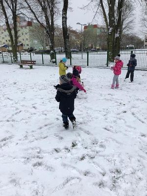 Zdjęcie 2 - Śniegowe zabawy