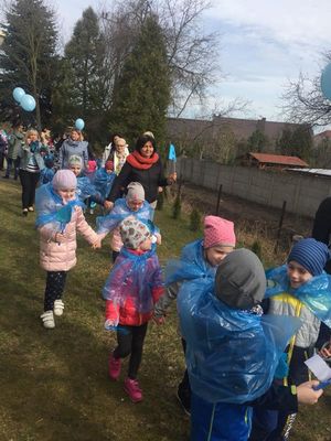Zdjęcie 4 - NIEBIESKI HAPPENING PRZEDSZKOLAKÓW... RAZEM DLA AUTYZMU