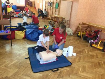 Zdjęcie 6 - RKO.... czyli przedszkolaki ćwiczą masaż serca