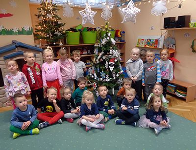 Zdjęcie 4 - Maleństwa biorą udział w konkursie "Choinka w eko odsłonie"