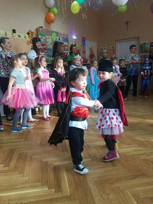 Zdjęcie 9 - W KARNAWALE PRZEDSZKOLAKI BAWIĄ SIĘ WSPANIALE