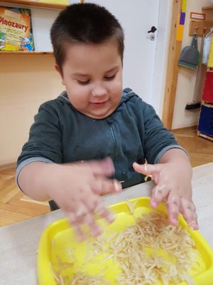 Zdjęcie 18 - Ćwiczymy rączki w musie jabłkowym