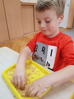 Zdjęcie 1 - Ćwiczymy rączki w musie jabłkowym