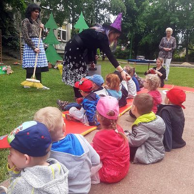 Zdjęcie 36 - Dzień Dziecka - Przedstawienie nauczyciele dzieciom "Jaś I Małgosia"