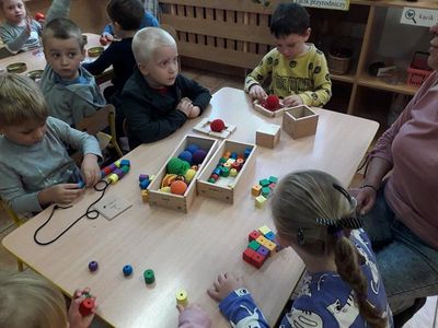 Zdjęcie 2 - KRÓLICZKI POZNAJĄ ŚWIAT WG KONCEPCJI F. FROEBLA