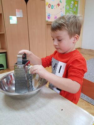 Zdjęcie 5 - Ćwiczymy rączki w musie jabłkowym