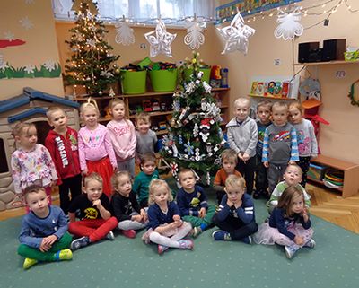 Zdjęcie 3 - Maleństwa biorą udział w konkursie "Choinka w eko odsłonie"