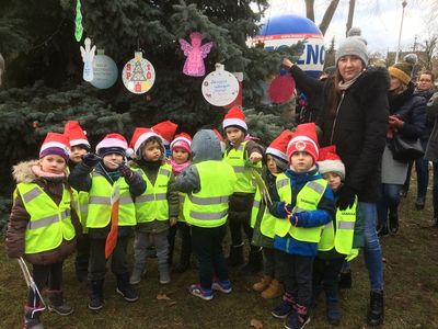 Zdjęcie 6 - ZAWIESZENIE BOMBEK NA CHOINCE MIEJSKIEJ PRZY STADIONIE