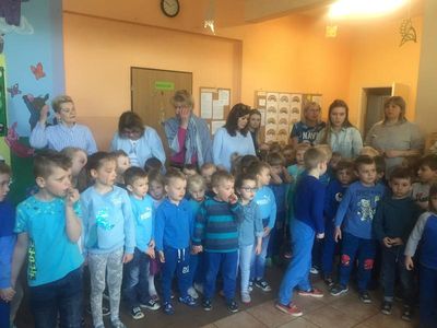 Zdjęcie 13 - ŚWIATOWY DZIEŃ ŚWIADOMOŚCI AUTYZMU W NASZYM PRZEDSZKOLU