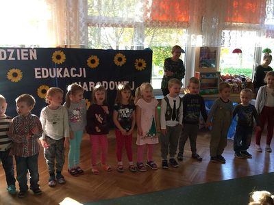 Zdjęcie 15 - DZIEŃ WYJĄTKOWY... CZYLI ŚWIĘTUJEMY "DZIEŃ EDUKACJI NARODOWEJ"