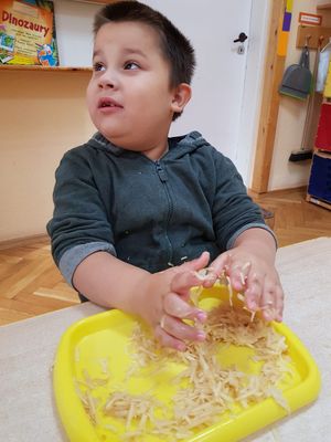 Zdjęcie 17 - Ćwiczymy rączki w musie jabłkowym