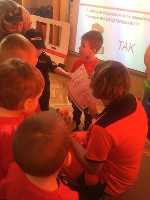 Zdjęcie 3 - NIE BĄDŹ BIERNY NAUCZ SIĘ POMAGAĆ... PRZEDSZKOLAKI UCZĄ SIĘ PIERWSZEJ POMOCY W PRZYPADKU URAZÓW I ZŁAMAŃ