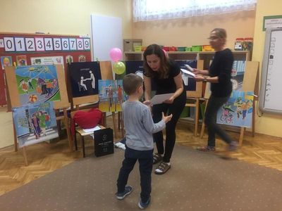Zdjęcie 4 - PODSUMOWANIE KONKURSU PLASTYCZNEGO "RATOWNIK MEDYCZNY - BOHATER DNIA CODZIENNEGO"