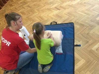 Zdjęcie 4 - RKO.... czyli przedszkolaki ćwiczą masaż serca