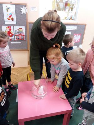 Zdjęcie 4 - Maleństwa eksperymentują w Laboratorium 4 żywiołów