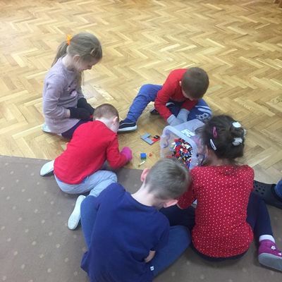 Zdjęcie 17 - PRZEDSZKOLNE ŚWIĘTO, CZYLI OBCHODY MIĘDZYNARODOWEGO DNIA OSÓB NIEPEŁNOSPRAWNYCH