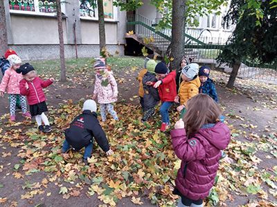 Zdjęcie 25 - Jesienne zabawy na placu
