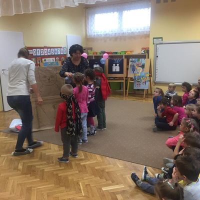 Zdjęcie 19 - PRZEDSZKOLNE ŚWIĘTO, CZYLI OBCHODY MIĘDZYNARODOWEGO DNIA OSÓB NIEPEŁNOSPRAWNYCH