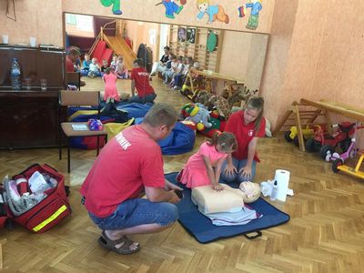 Zdjęcie 10 - RKO.... czyli przedszkolaki ćwiczą masaż serca