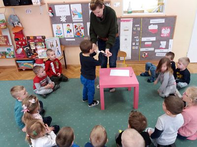 Zdjęcie 21 - Maleństwa eksperymentują w Laboratorium 4 żywiołów