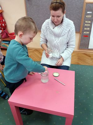 Zdjęcie 37 - Maleństwa eksperymentują w Laboratorium 4 żywiołów