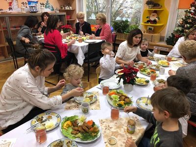Zdjęcie 14 - "JEST TAKI DZIEŃ..." RELACJA Z PRZEDSZKOLNEJ WIGILII