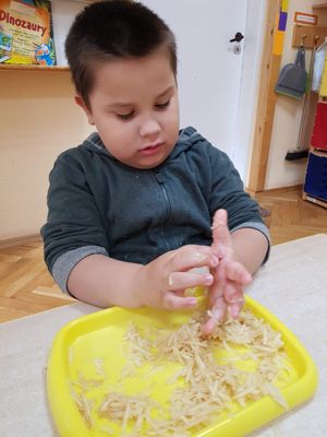 Zdjęcie 16 - Ćwiczymy rączki w musie jabłkowym