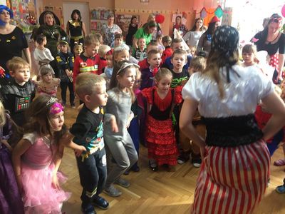 Zdjęcie 17 - W KARNAWALE PRZEDSZKOLAKI BAWIĄ SIĘ WSPANIALE