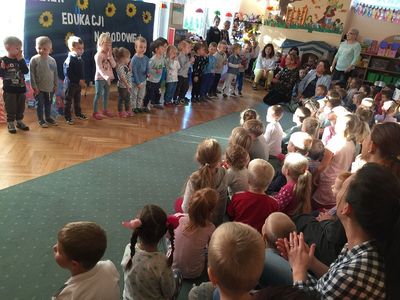 Zdjęcie 20 - DZIEŃ WYJĄTKOWY... CZYLI ŚWIĘTUJEMY "DZIEŃ EDUKACJI NARODOWEJ"