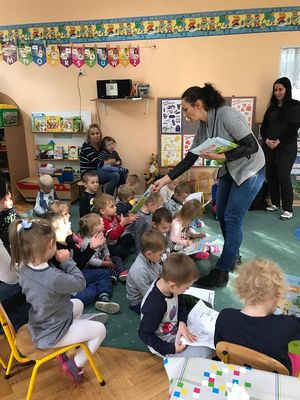 Zdjęcie 13 - "DRUŻYNA SEGREGOLANDII", CZYLI SPOTKANIE PRZEDSZKOLAKÓW Z PRZEDSTAWICIELEM KZGRL