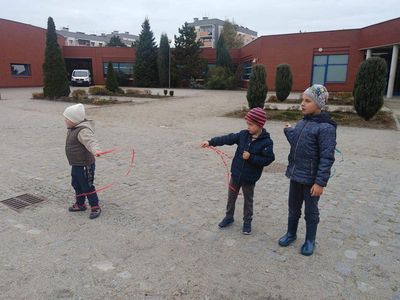 Zdjęcie 5 - TYGRYSKI ODWIEDZIŁY SZKOŁĘ PODSTAWOWĄ NR 13 W LESZNIE