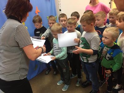 Zdjęcie 5 - PRZEDSZKOLAKI i PRACOWNICY ŻEGNAJĄ PANIĄ DYREKTOR
