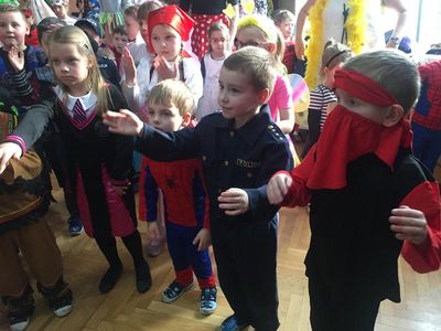 Zdjęcie 12 - W KARNAWALE PRZEDSZKOLAKI BAWIĄ SIĘ WSPANIALE