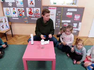 Zdjęcie 1 - Maleństwa eksperymentują w Laboratorium 4 żywiołów
