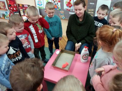 Zdjęcie 15 - Maleństwa eksperymentują w Laboratorium 4 żywiołów