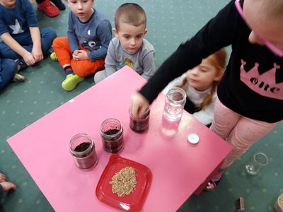 Zdjęcie 28 - Maleństwa eksperymentują w Laboratorium 4 żywiołów