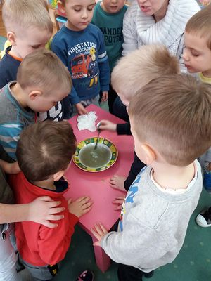 Zdjęcie 32 - Maleństwa eksperymentują w Laboratorium 4 żywiołów