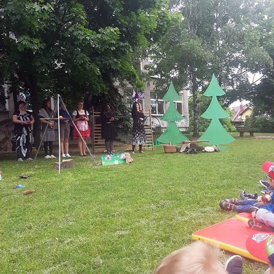 Zdjęcie 81 - Dzień Dziecka - Przedstawienie nauczyciele dzieciom "Jaś I Małgosia"