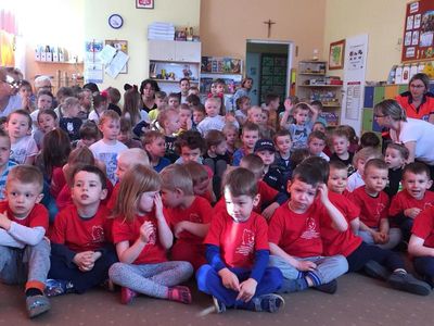Zdjęcie 4 - NIE BĄDŹ BIERNY NAUCZ SIĘ POMAGAĆ... PRZEDSZKOLAKI UCZĄ SIĘ PIERWSZEJ POMOCY W PRZYPADKU URAZÓW I ZŁAMAŃ