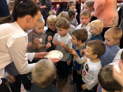 Zdjęcie 4 - "JEST TAKI DZIEŃ..." RELACJA Z PRZEDSZKOLNEJ WIGILII